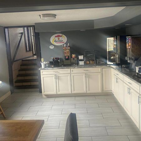 Super 8 By Wyndham מיילס סיטי מראה חיצוני תמונה
