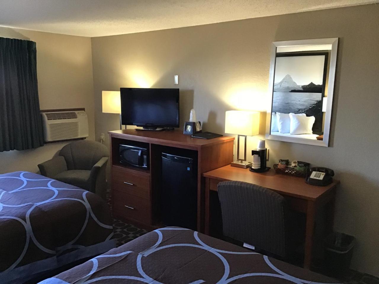 Super 8 By Wyndham מיילס סיטי מראה חיצוני תמונה